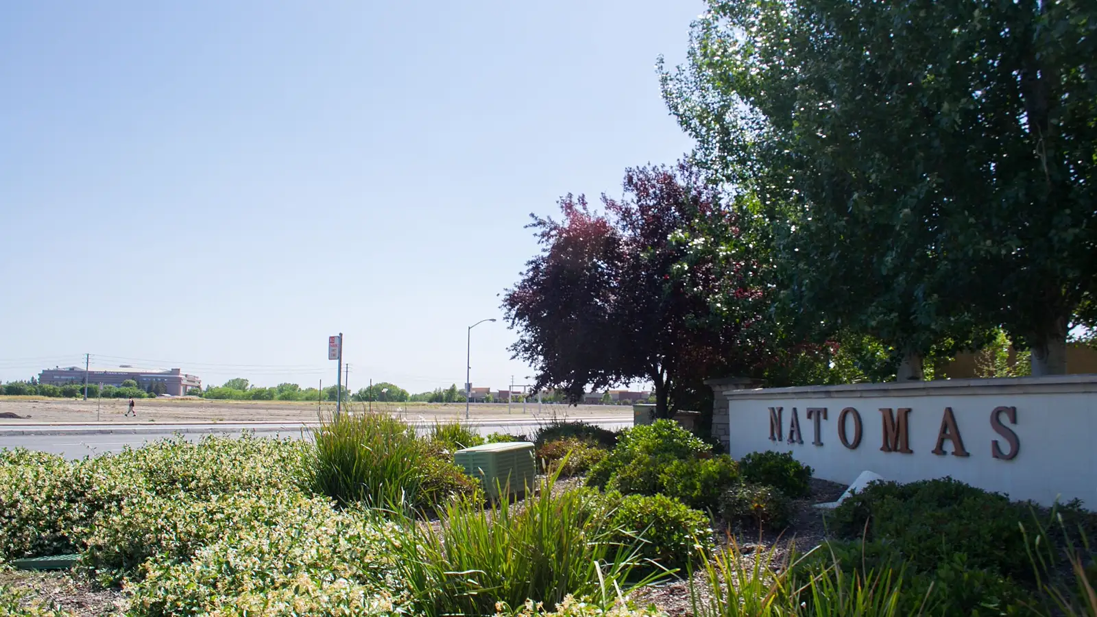 Natomas community sign and landscaping